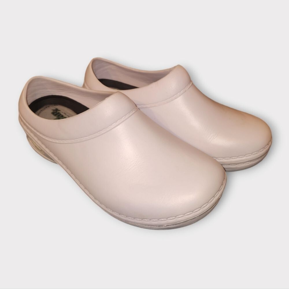 Landau Non Slip Nursing Clogs in White 7 - Picture 4 of 6